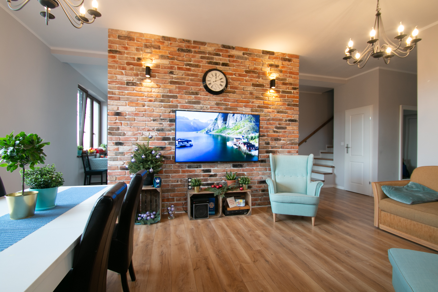 Ściana z cegły za telewizorem